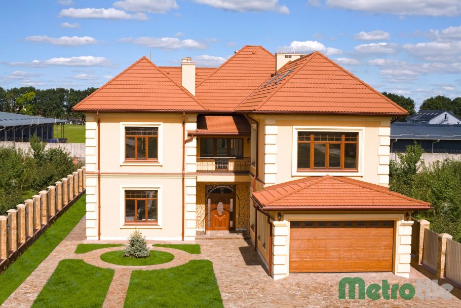 Фасад дома с терракотовой крышей