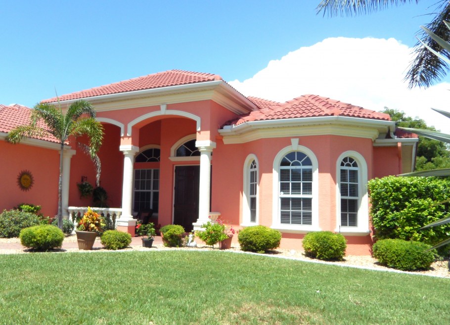 Дом персикового цвета