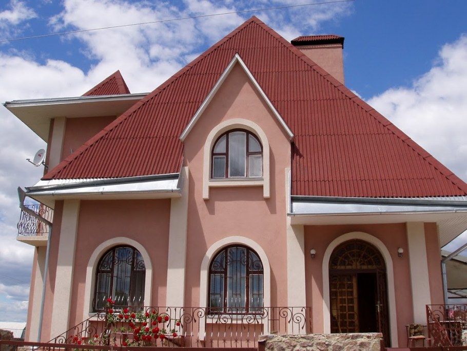 Фасады домов с бордовой крышей