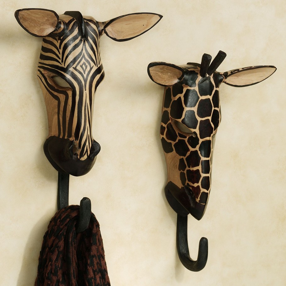 Жираф из дерева в африканском стиле