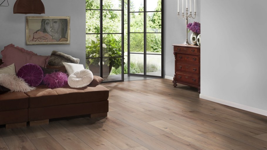 Темный пол светлые стены