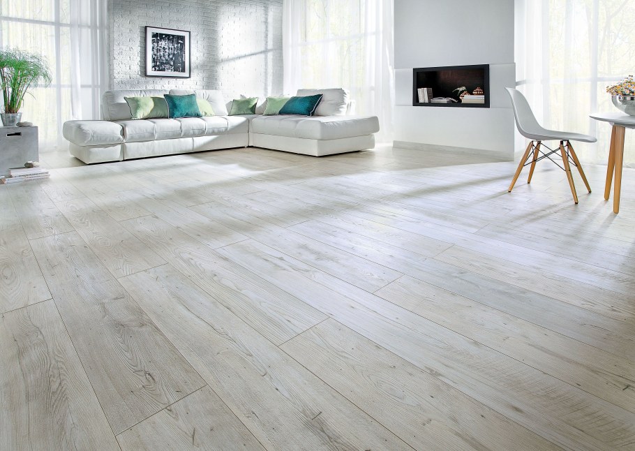 Светлый ламинат в гостиной