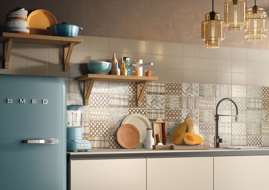 Белая кухня с плиткой пэчворк