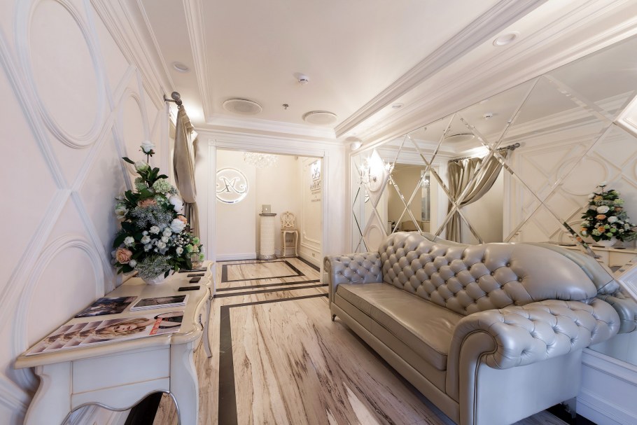 Зеркала в современном интерьере гостиной