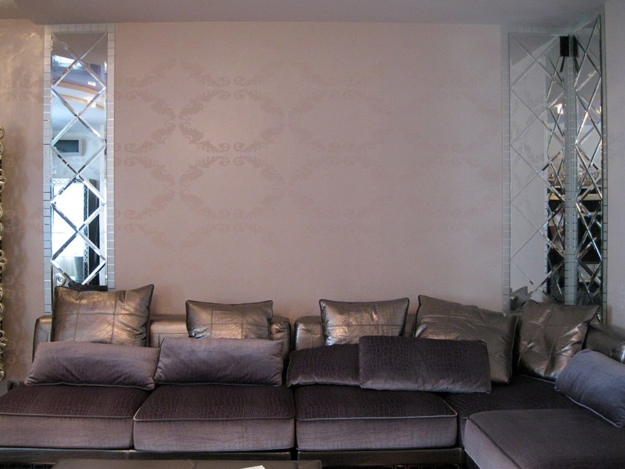 Зеркальная стена в гостиной