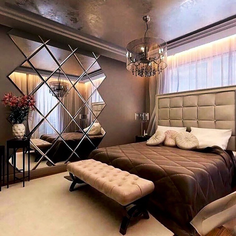 Гостиная с зеркальной стеной