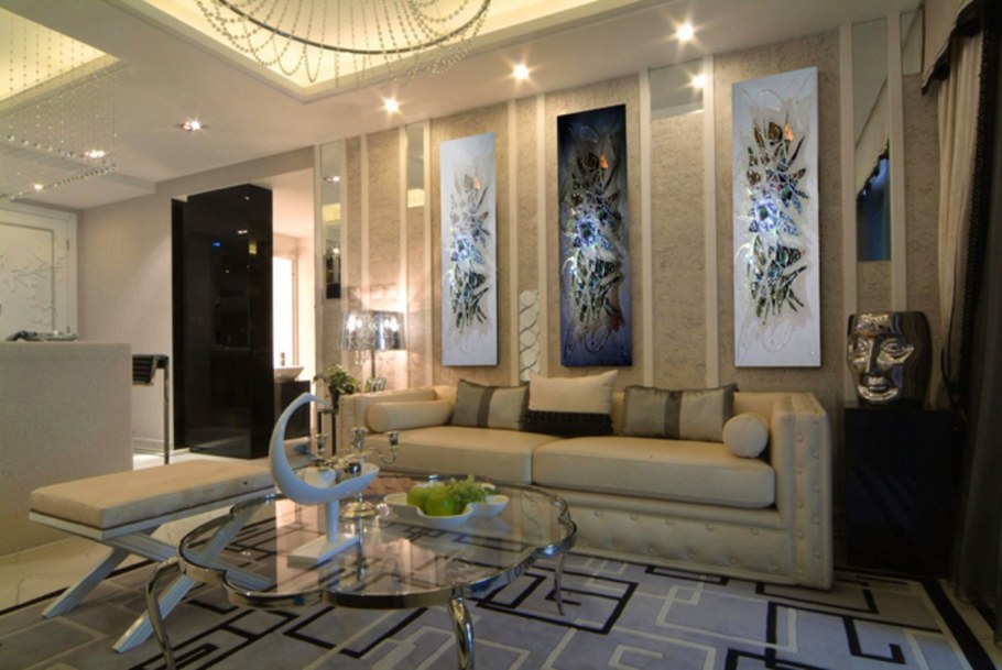 Зеркальная плитка над диваном