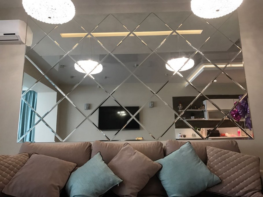 Зеркало над диваном в интерьере