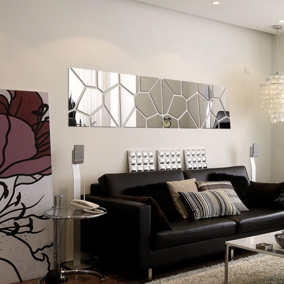 Зеркало над диваном в гостиной