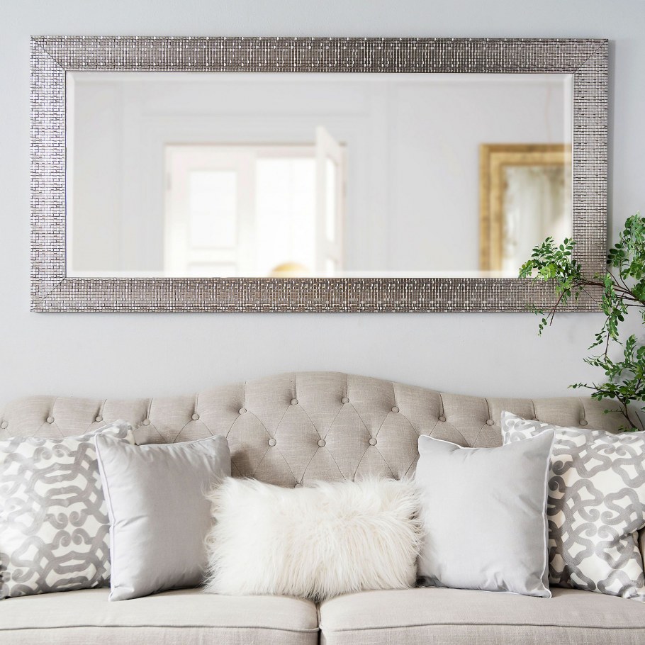 Большие зеркала в интерьере гостиной