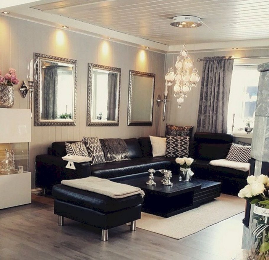 Декор стены за диваном