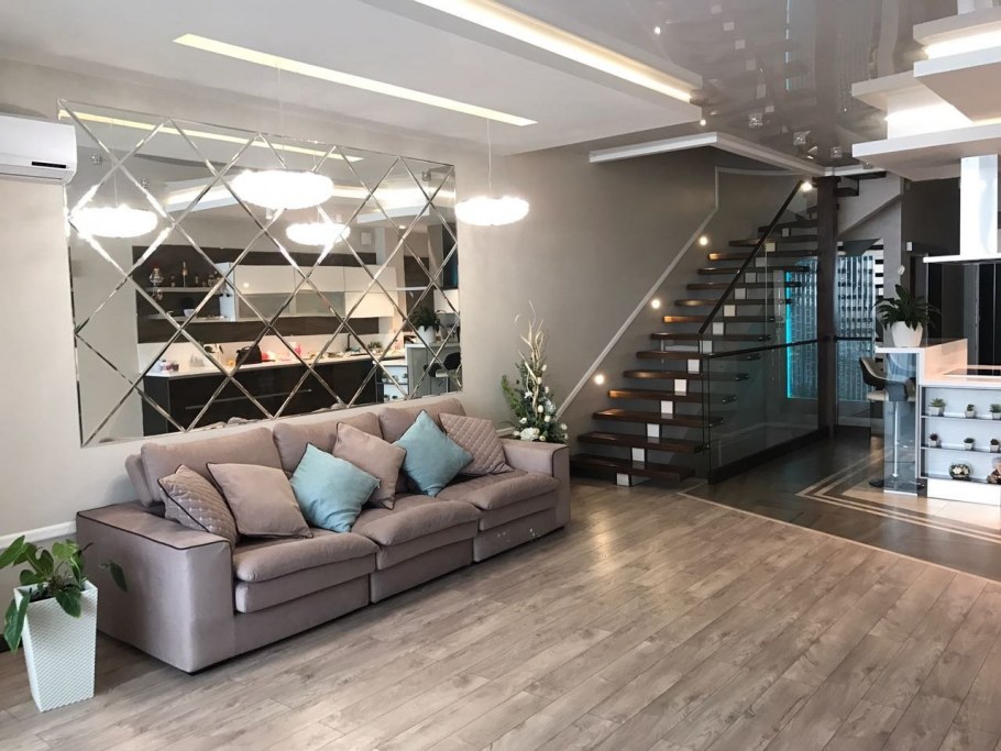 Зеркало в гостиную над диваном