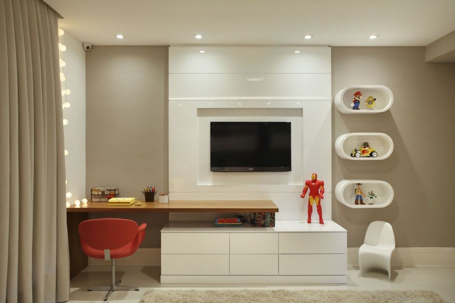 Гостиная с рабочим столом и телевизором