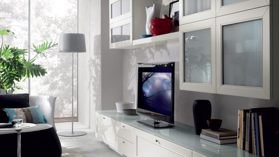 Компьютерный стол в гостиной