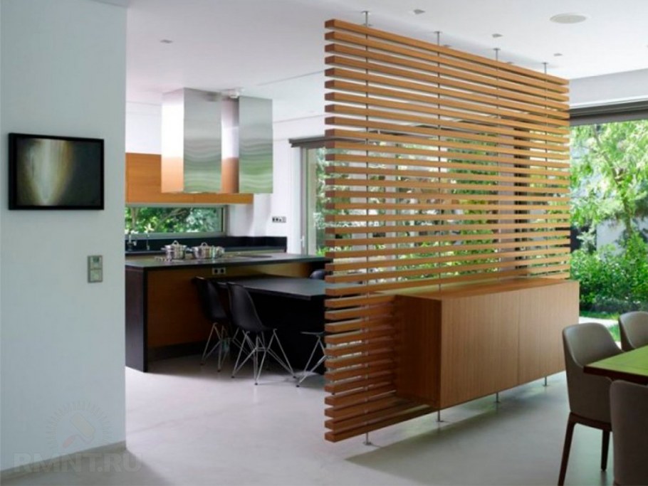 Деревянные рейки в интерьере гостиной