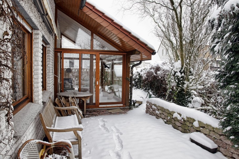 Входная дверь в стиле Шале