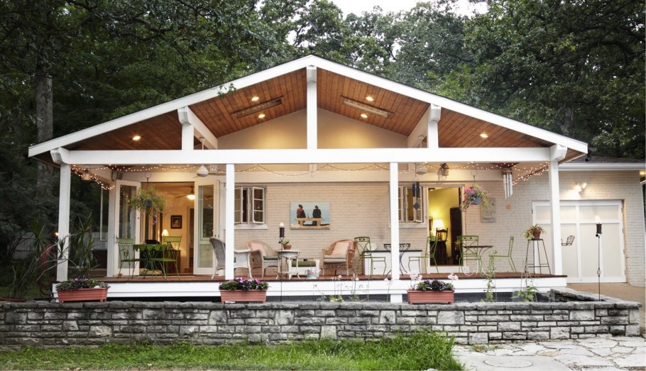 Фасад из камня и дерева