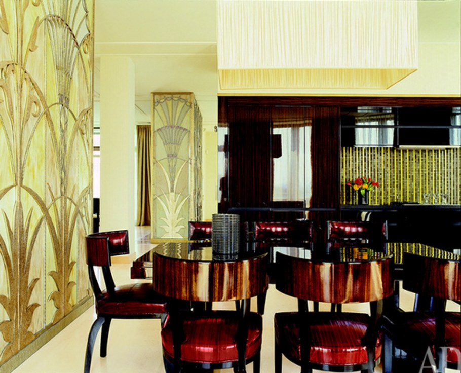 Интерьер кафе с витражом