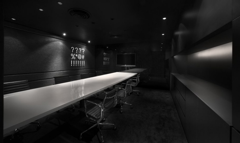 Красное освещение в комнате