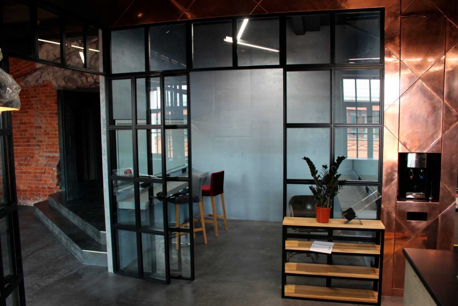 Перегородка из металла и стекла в стиле лофт