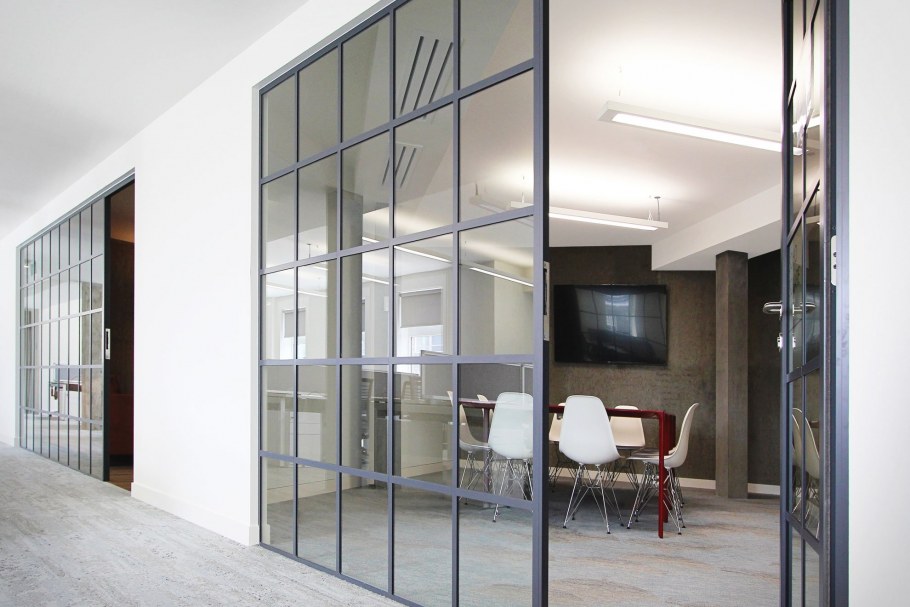 Перегородка в стиле лофт цельностеклянная