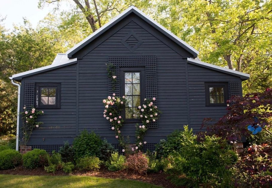 Загородный дом с серой крышей