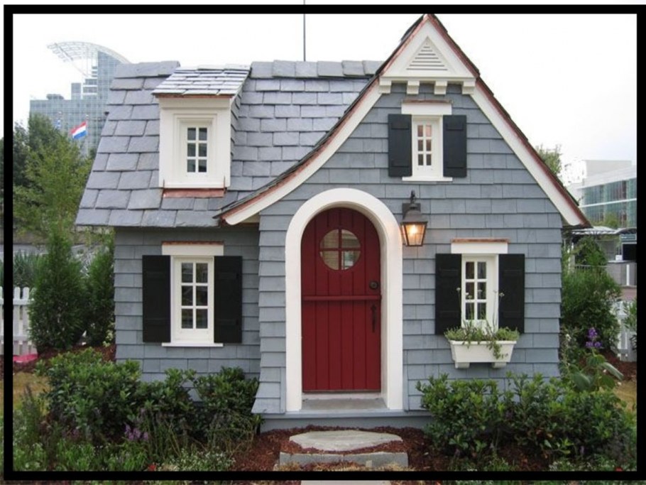 Деревянный дом с серой крышей