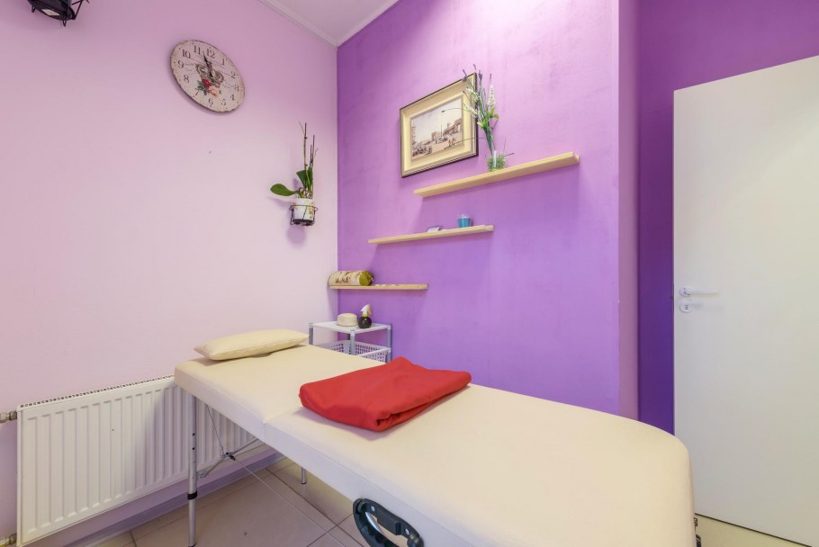 Массажный кабинет в фиолетовом цвете