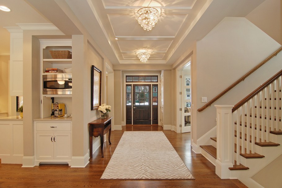 Потолок в прихожей в частном доме