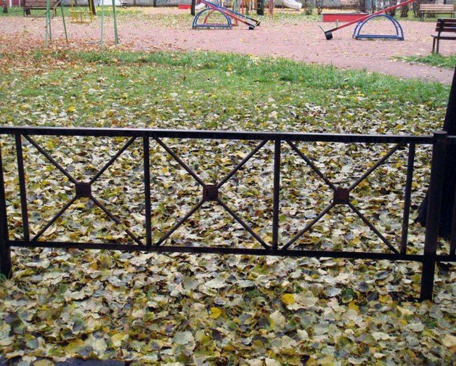 Кованое ограждение газона