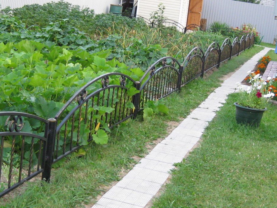 Кованые заборы для клумб