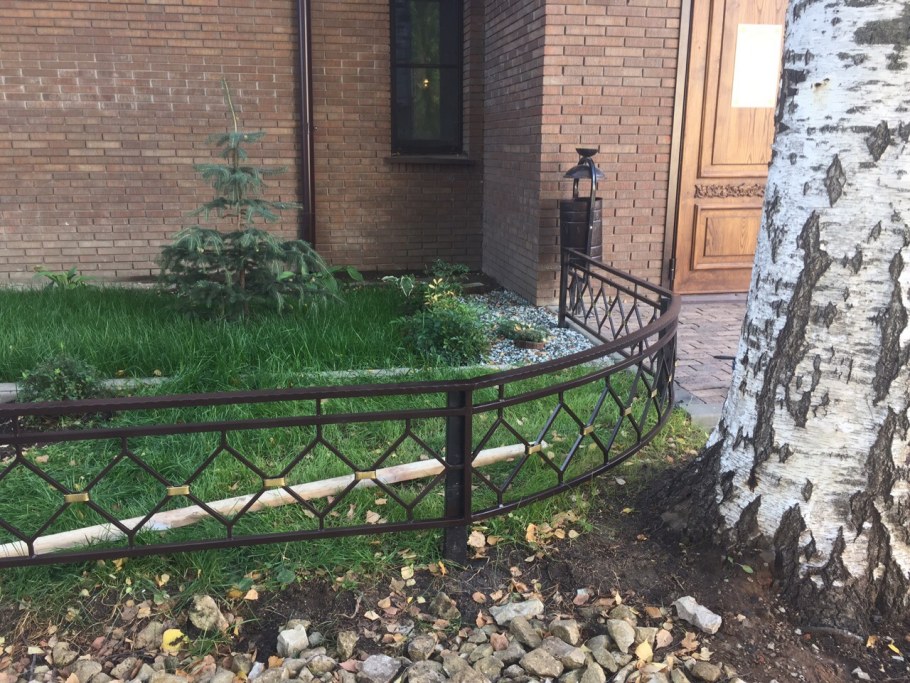 Газонные ограждения перед домом