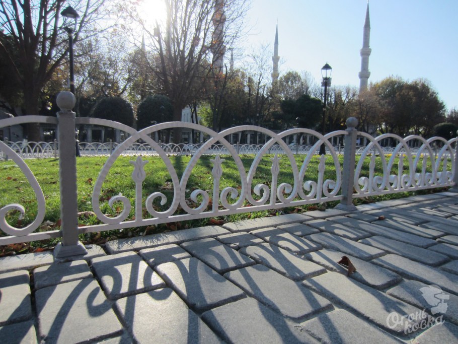 Невысокий заборчик для клумбы из металла