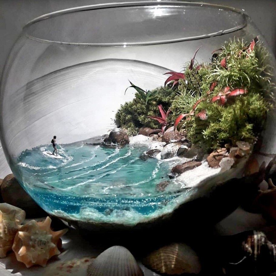Морской аквариум с искусственными кораллами
