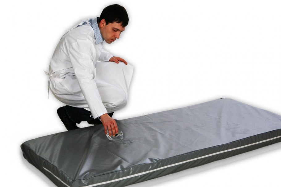 Горчичный диван в интерьере