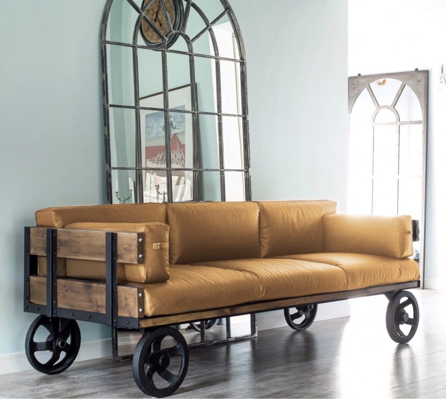 Коричневый диван в интерьере