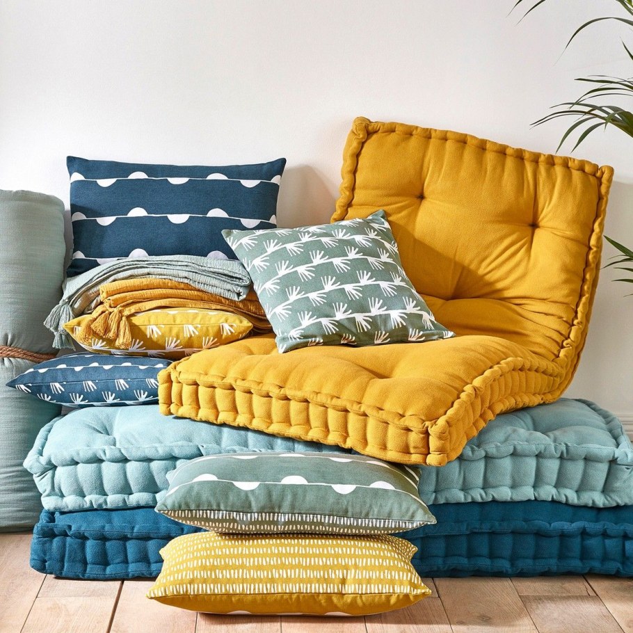 Красный диван