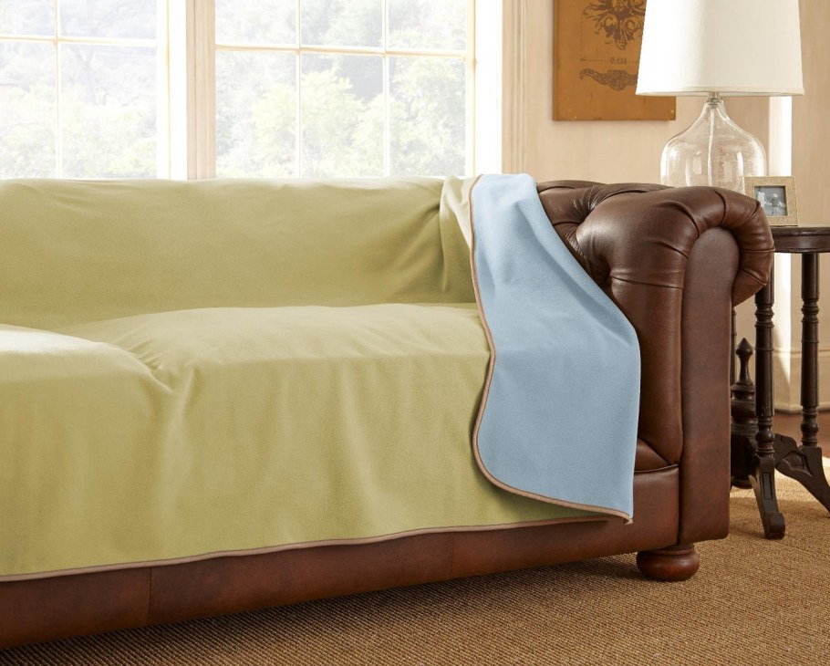 Темно зеленый диван