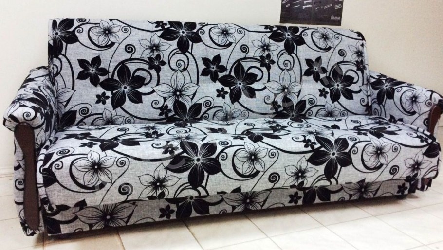 Гостиная в современном стиле с синим диваном