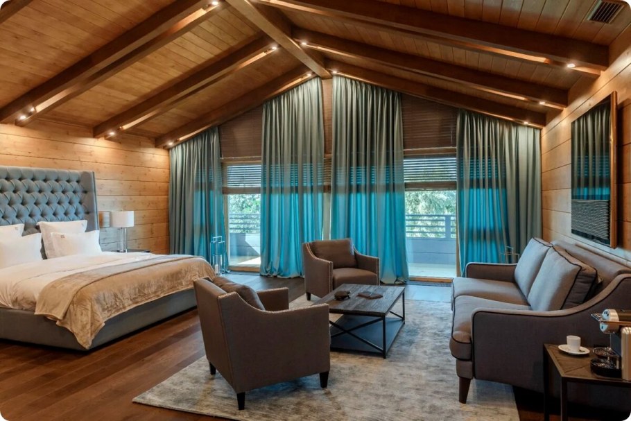 Уютная спальня в деревянном доме