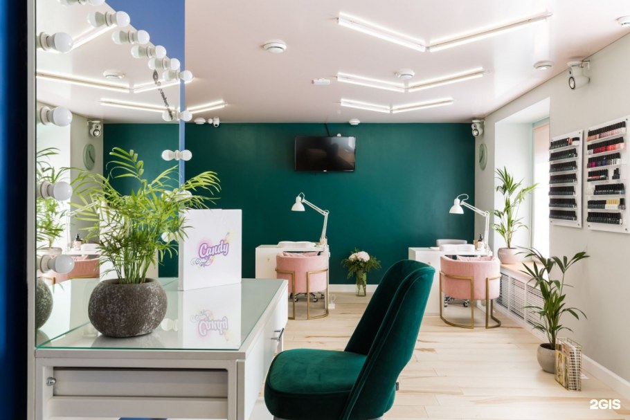 Студия маникюра в зеленых тонах