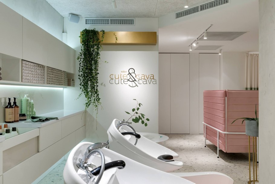 Интерьер салона красоты с зеленью