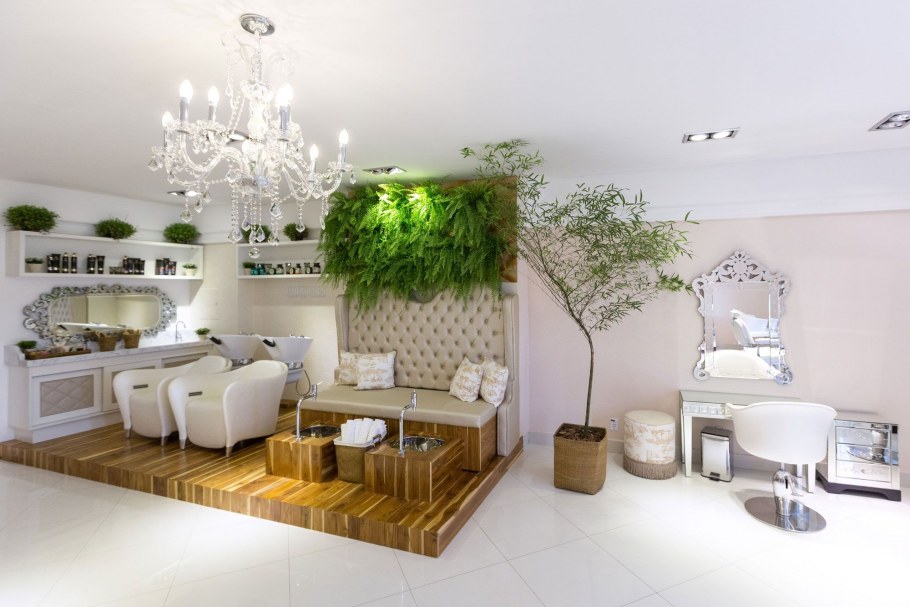 Зелень в интерьере салона