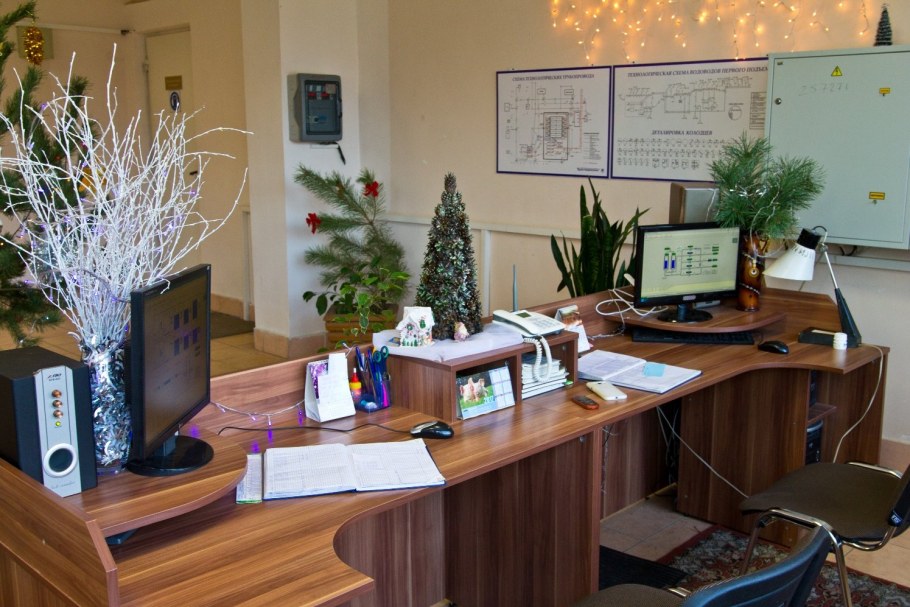 Украшение рекреации школы к новому году