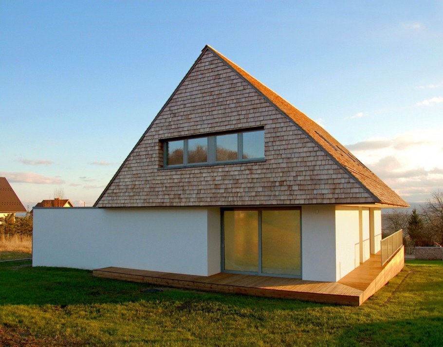 Фасад дома с мансардой