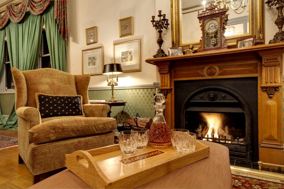 Старинная гостиная с камином