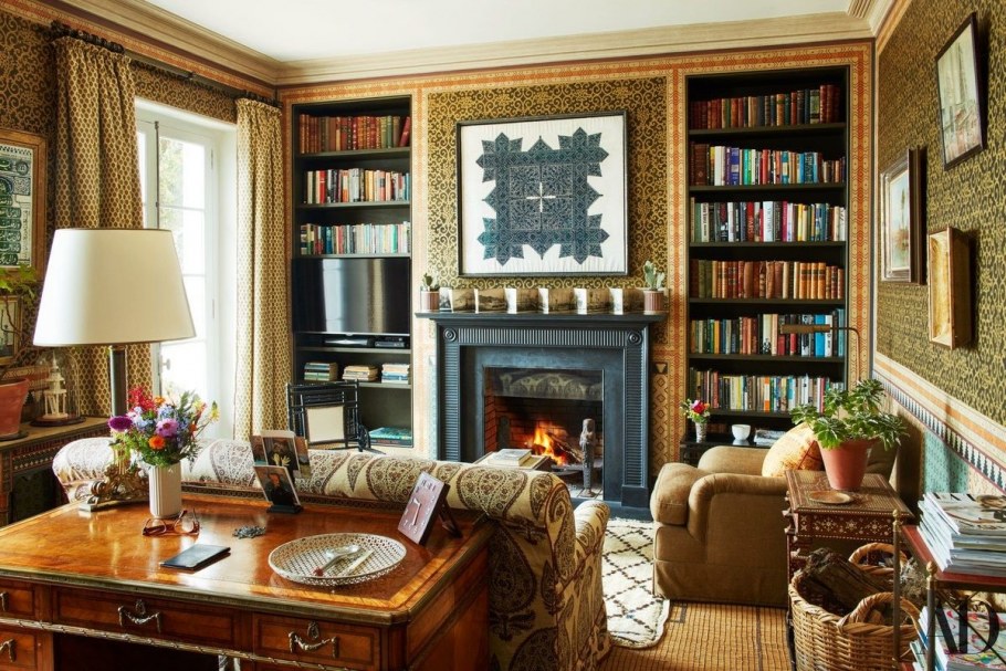 Библиотека с камином в интерьере