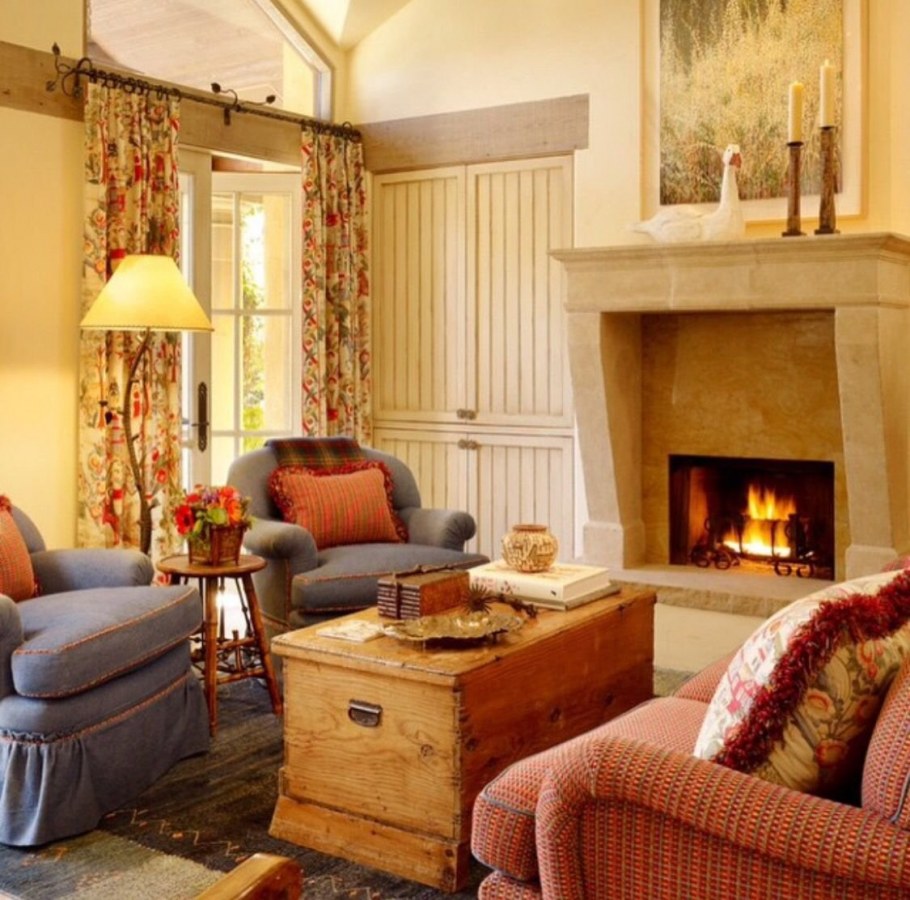 Гостиная с камином в стиле Кантри