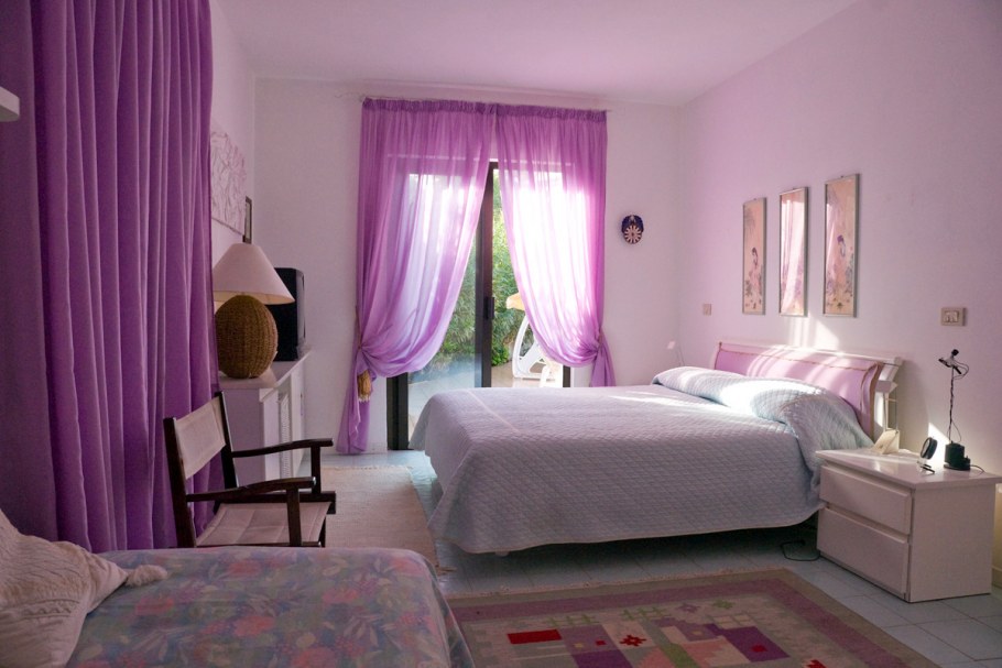 Сиреневый диван в интерьере