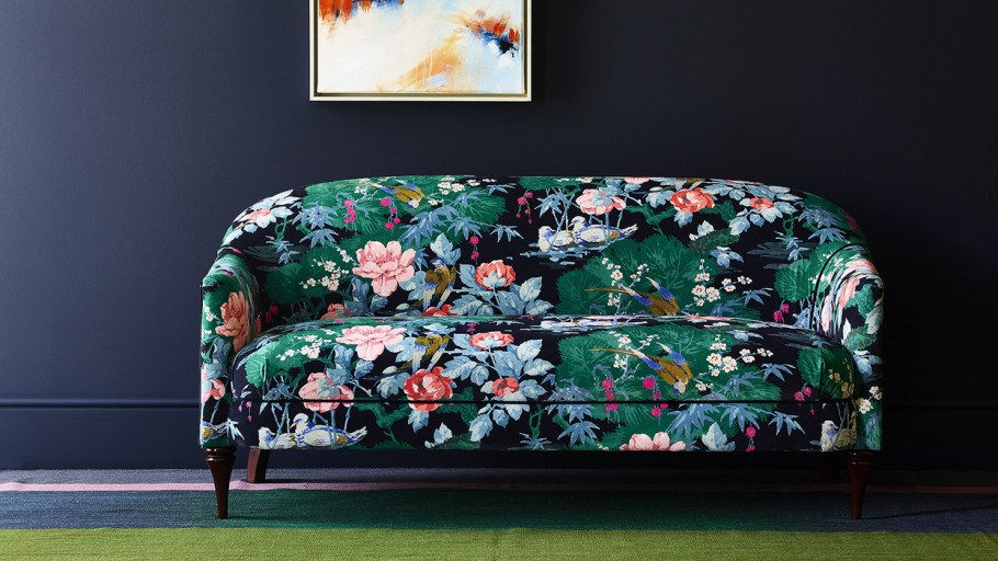 Диван с растительным принтом в интерьере